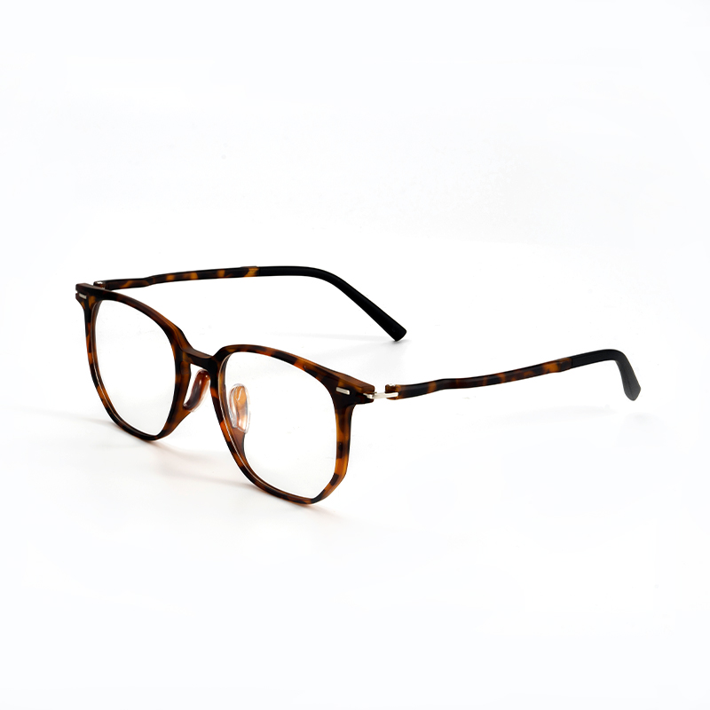 Stylish Polygonal Eyeglass Frames Are Ultra-Lightweight And Do Not Press On The Nose.